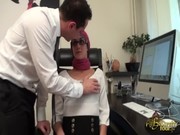 Начальник обучает новую секретаршу и заодно разводит ее на секс