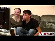 Молодая пара смотрит порно в интернете